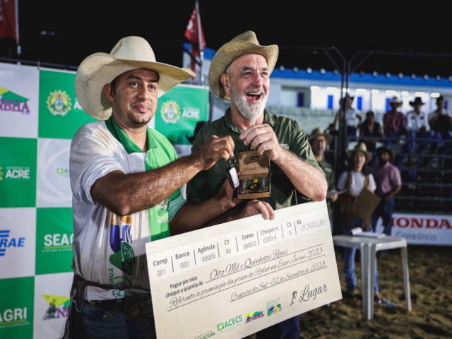 Peo de Mncio Lima ganha carro em rodeio da Expoacre Juru 2023.