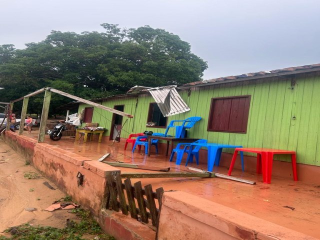 Forte vendaval faz mulher desmaiar e destri telhados de casas em Mncio Lima