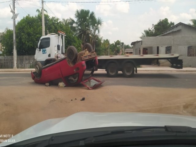 Carro cai de cima de guincho prximo ao colgio So Francisco em Mncio Lima