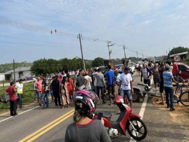 Estrada Variante  fechada por moradores de ramal em Cruzeiro do Sul