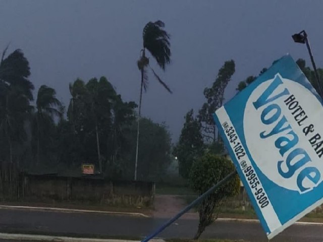 Temporal deixa rastros de destruio em Mncio Lima: queda de rvores, casas descobertas, escolas danifcadas e placas de comrcios no cho