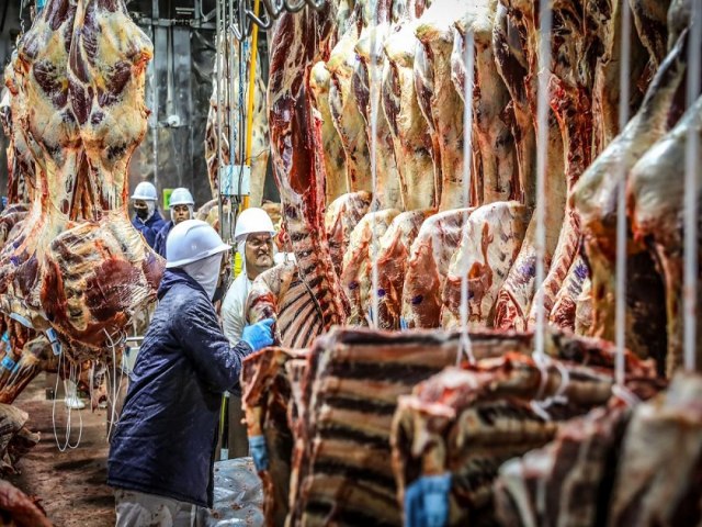 Preo da carne cai 1,7% nos aougues e sobe quase 22% em supermercados 