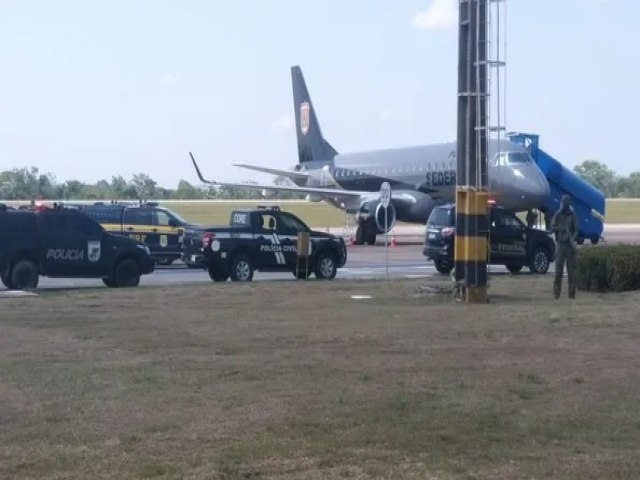 Presos envolvidos em rebelio do presdio de segurana mxima no Acre so transferidos em avio da PF