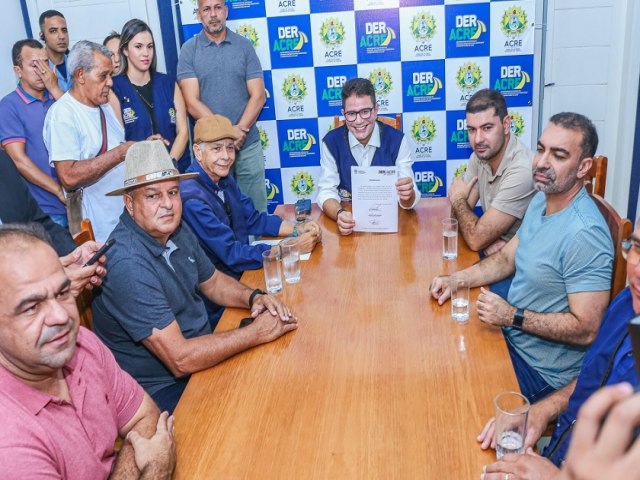 Gladson assina ordem de servio para retomar obras de trecho da estrada entre Mncio Lima e Cruzeiro do Sul