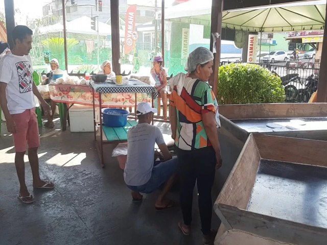 Tapioca, beiju e outros derivados da mandioca so vendidos durante o dia no espao do Festival da Farinha