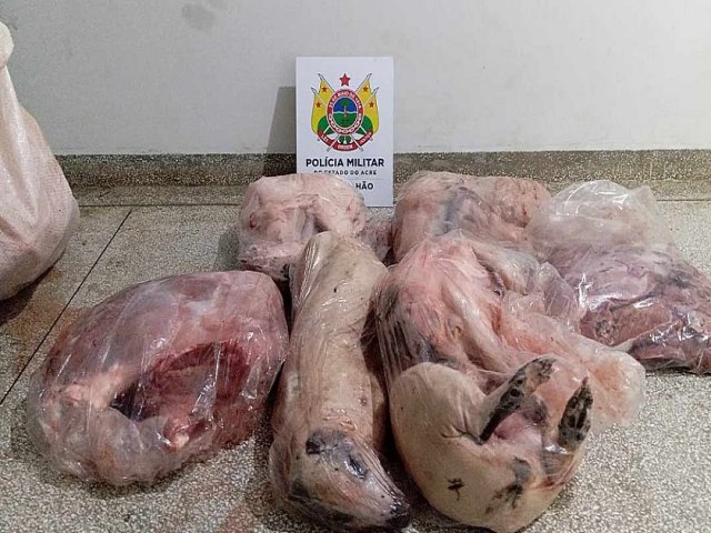 Polcia Militar apreende grande quantidade de carne de caa durante abordagem a homem que transportava o produto