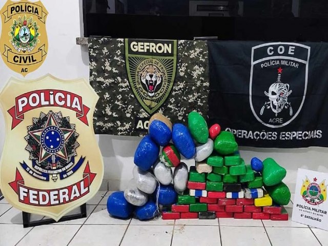 Polcia Federal prende barqueiro em flagrante quando transportava 54 quilos de drogas no Rio Juru