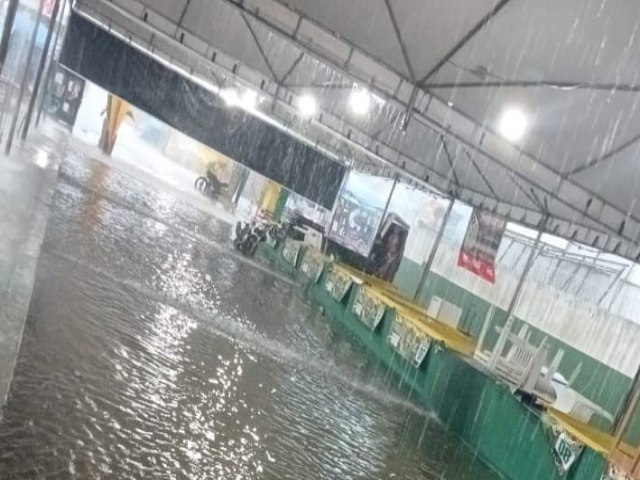 Temporal atinge Tarauac e deixa estandes do Festival do Abacaxi alagados