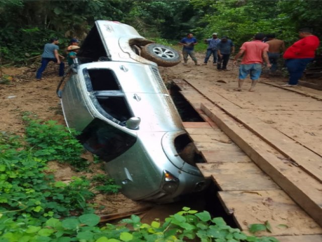 Motorista cai com caminhonete em barranco ao tentar atravessar ponte