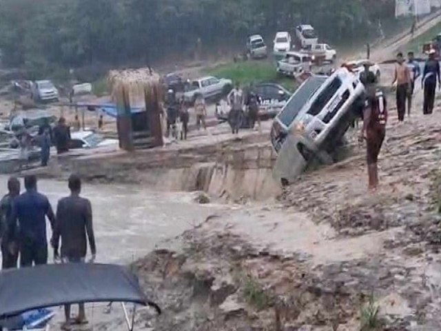 Dono de caminhonete some e veculo cai no rio aps barranco desmoronar; veja o vdeo