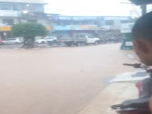 Forte chuva e temporal causam alagamentos em Cruzeiro do Sul