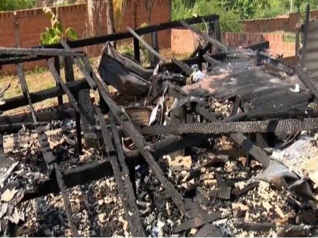 Casa pega fogo aps ser atingida por raio durante tempestade no Acre; famlia pede doaes