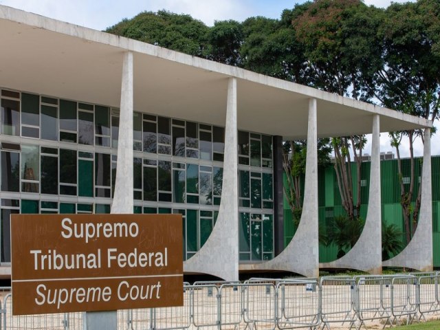 STF forma maioria para derrubar penso de ex-governadores do Acre