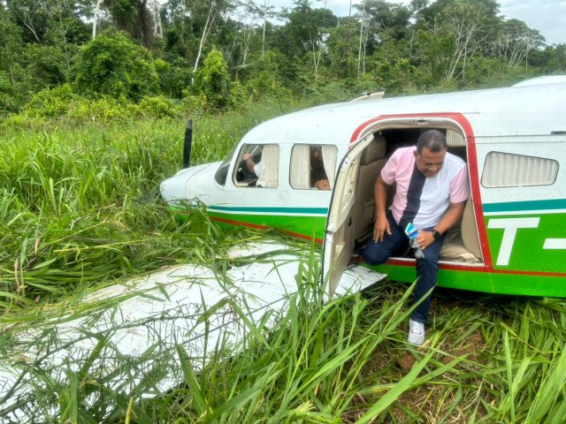 Avio bate em buraco ao pousar e sai da pista no interior do Acre