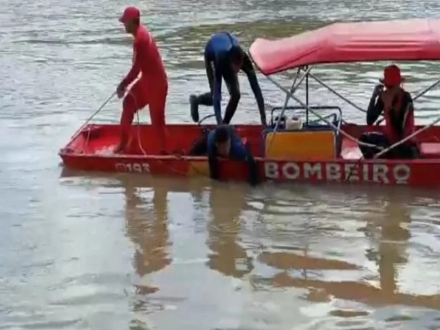 Barco naufraga e deixa mulher e criana desaparecidos no interior do AC; bombeiros foram acionados