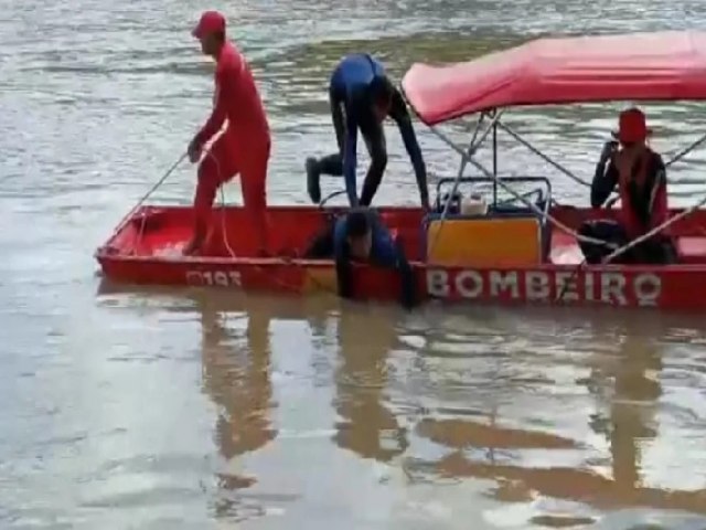 Bombeiros seguem buscas por av e neto de 2 anos que sumiram em igarap aps barco naufragar