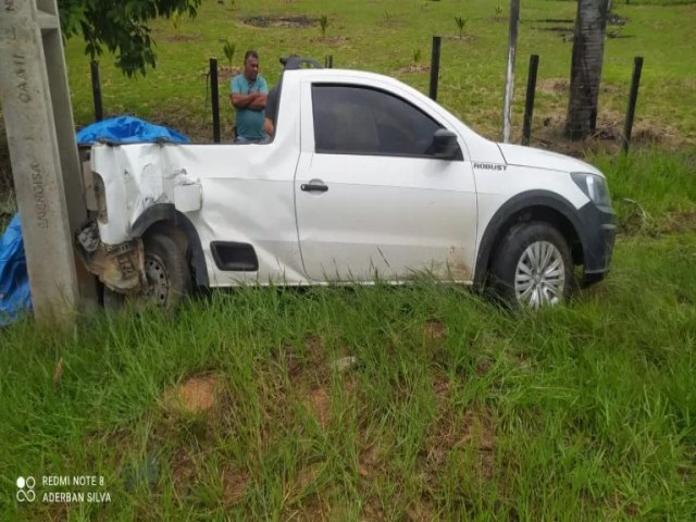 Motorista perde controle de carro e colide contra poste no Guarani, em Mncio Lima