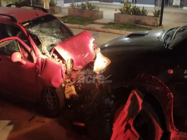 Coliso entre caminhonete e carro passeio deixa quatro pessoas feridas no interior do Acre