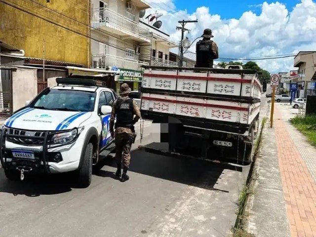 Caminho com madeira ilegal  apreendido em Cruzeiro do Sul