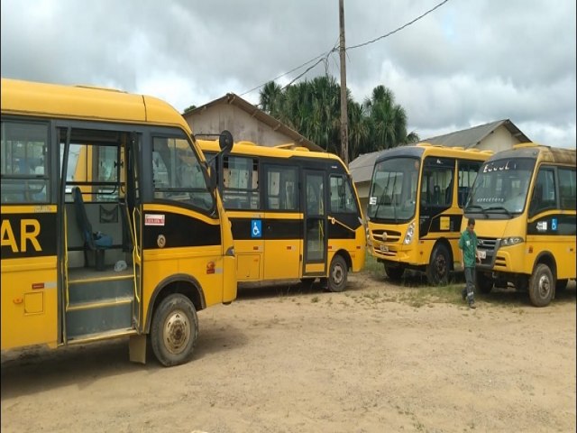 Morador de Mncio Lima denuncia falta de diesel para nibus escolares