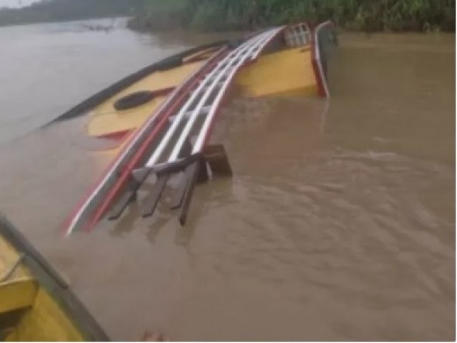 Barco com 40 pescadores naufraga em rio do interior do Acre