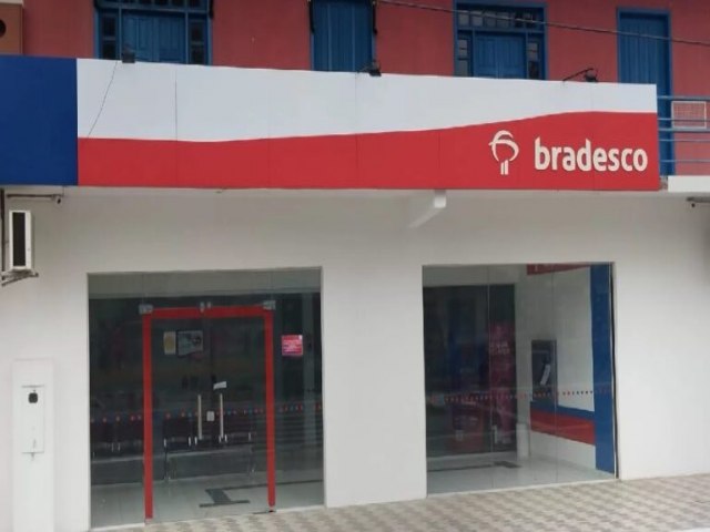 Caixa eletrnico do Bradesco  alvo de vandalismo em Mncio Lima