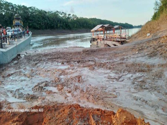 Bancos de areia e lama impedem travessia na balsa entre Rodrigues Alves e Cruzeiro do Sul