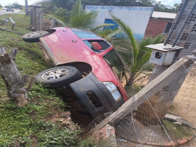 Homem embriagado colide carro contra residncia no bairro Guarani, em Mncio Lima