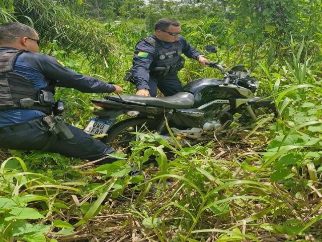 Moto roubada  localizada em rea de mata no bairro do Remanso pela PM