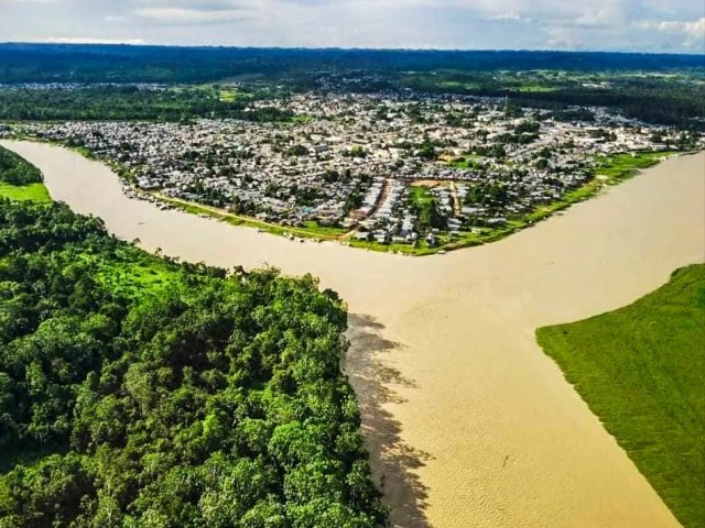 Rio Tarauac ultrapassa cota de transbordamento e gua invade quintais