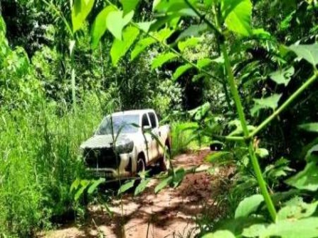 Caminhonete de prefeitura atola e est h quase 2 meses parada em ramal