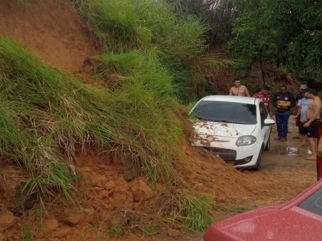 Barranco cai em cima de carro e quase atinge criana, aps cerca de 24 horas de chuva em Cruzeiro do Sul