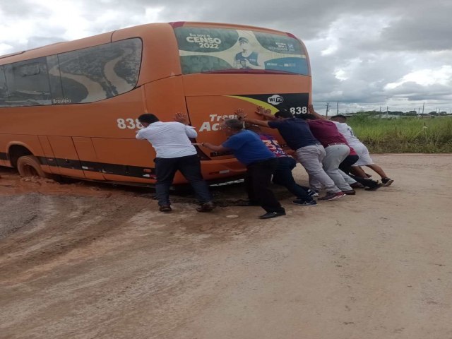 nibus da Trans Acreana atola em lamaal na BR 364 no municpio de Feij 