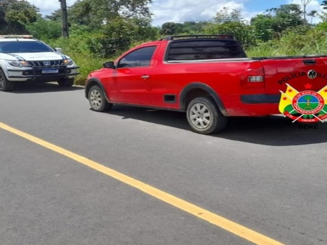 PM recupera carro roubado de residncia na 307 em Cruzeiro do Sul e assaltantes largam pistola ao fugir da polcia