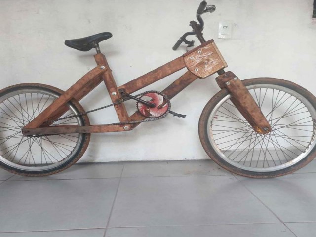 Acreano de 19 anos fabrica bicicleta nica e artesanal, feita de madeira; confira