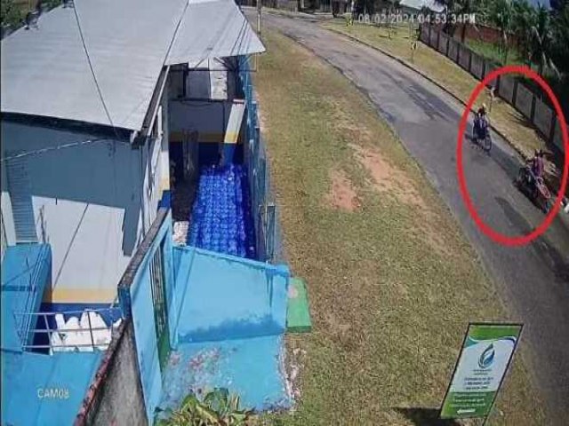 Motoqueiro se choca com motocicleta aps desviar de cachorro