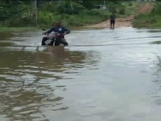 Igarap Branco transborda e isola moradores da Agrovila aps forte chuva em Rodrigues Alves