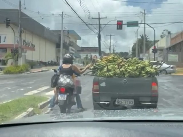 Mulher pega banana de carroceria de carro em semforo e imagens viraliza em Cruzeiro do Sul