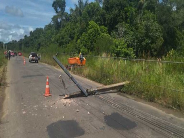 Lancha se desprende de carro e derruba poste na estrada de Mncio Lima