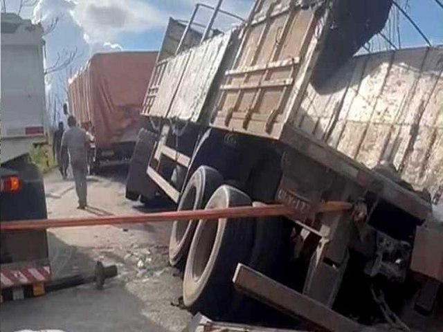 Carreta carregada de cimento tomba na BR-364 em Feij