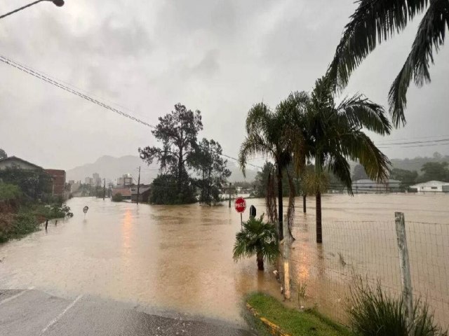 Cidade do Peru alerta para transbordamento de rio e inundao se aproxima do Acre