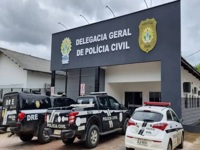 Policiais Penais envolvidos em tiro que atingiu militar do exrcito em Cruzeiro do Sul entregam armas na delegacia