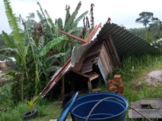 Famlia perde tudo aps forte chuva destelhar casa em Cruzeiro do Sul