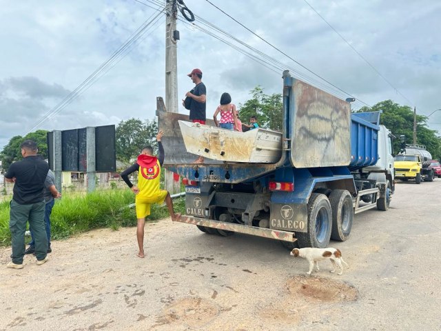 Mquinas do Deracre trabalham em assistncia s famlias atingidas pela enchente em Tarauac