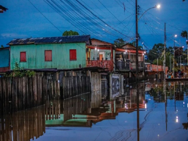 Mais de 5 mil famlias esto sem energia eltrica no Acre devido s enchentes