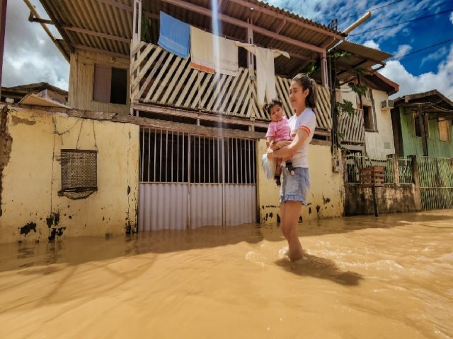 Assustador acordar com gua dentro de casa, diz me com beb de 7 meses nos braos em enchente