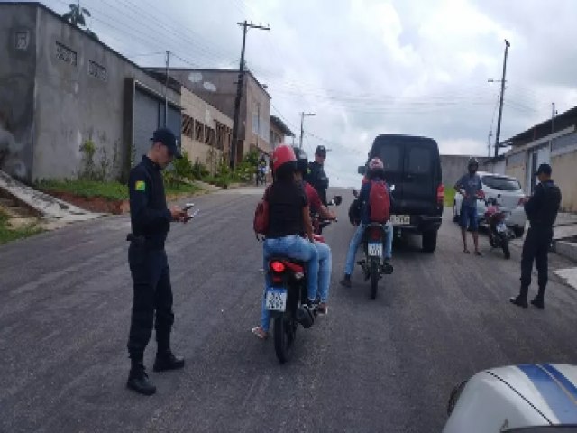 Polcia Militar realiza operao de trnsito e lei seca em Cruzeiro do Sul