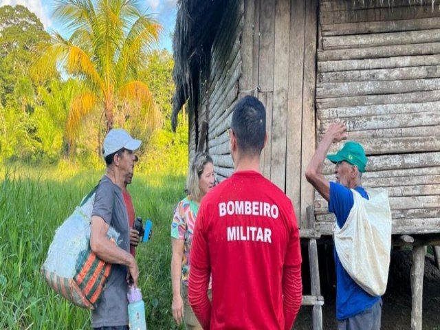 Corpo de Bombeiros resgata idoso que estava debilitado e sem comer h dias devido a alagao