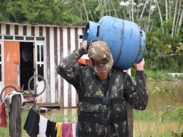 Exrcito Brasileiro auxilia moradores de Cruzeiro do Sul afetados pela enchente