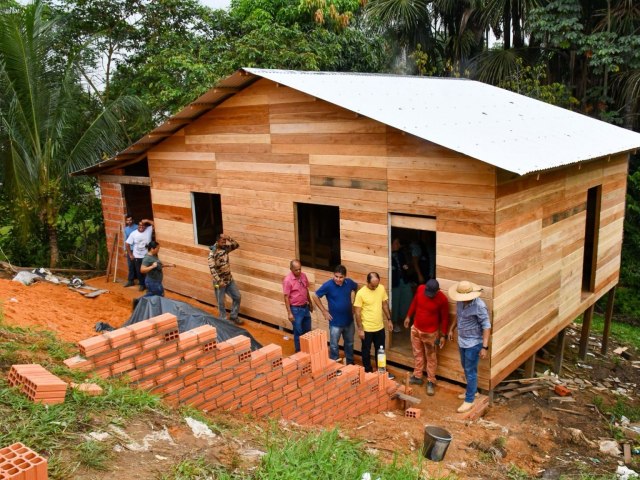 Prefeito Zequinha Lima vistoria obra da Casa do Papai Noel doada  famlia de Cruzeiro do Sul